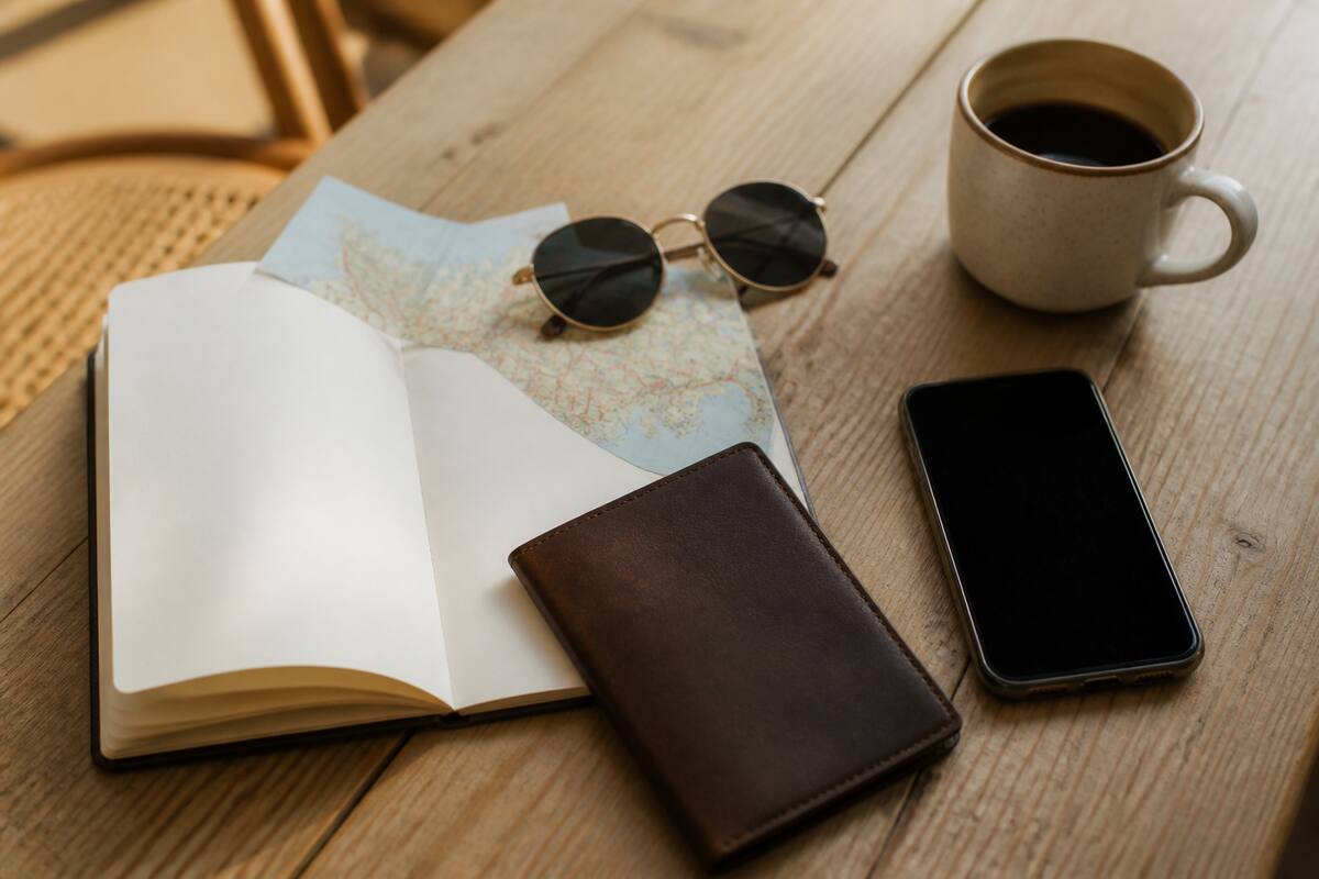 Reisplanning met notitieboek, kaart en vakantiespullen op tafel