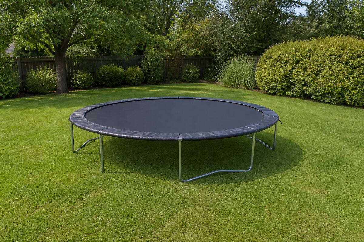 Trampoline in een tuin met voldoende vrije ruimte rondom op een vlakke ondergrond