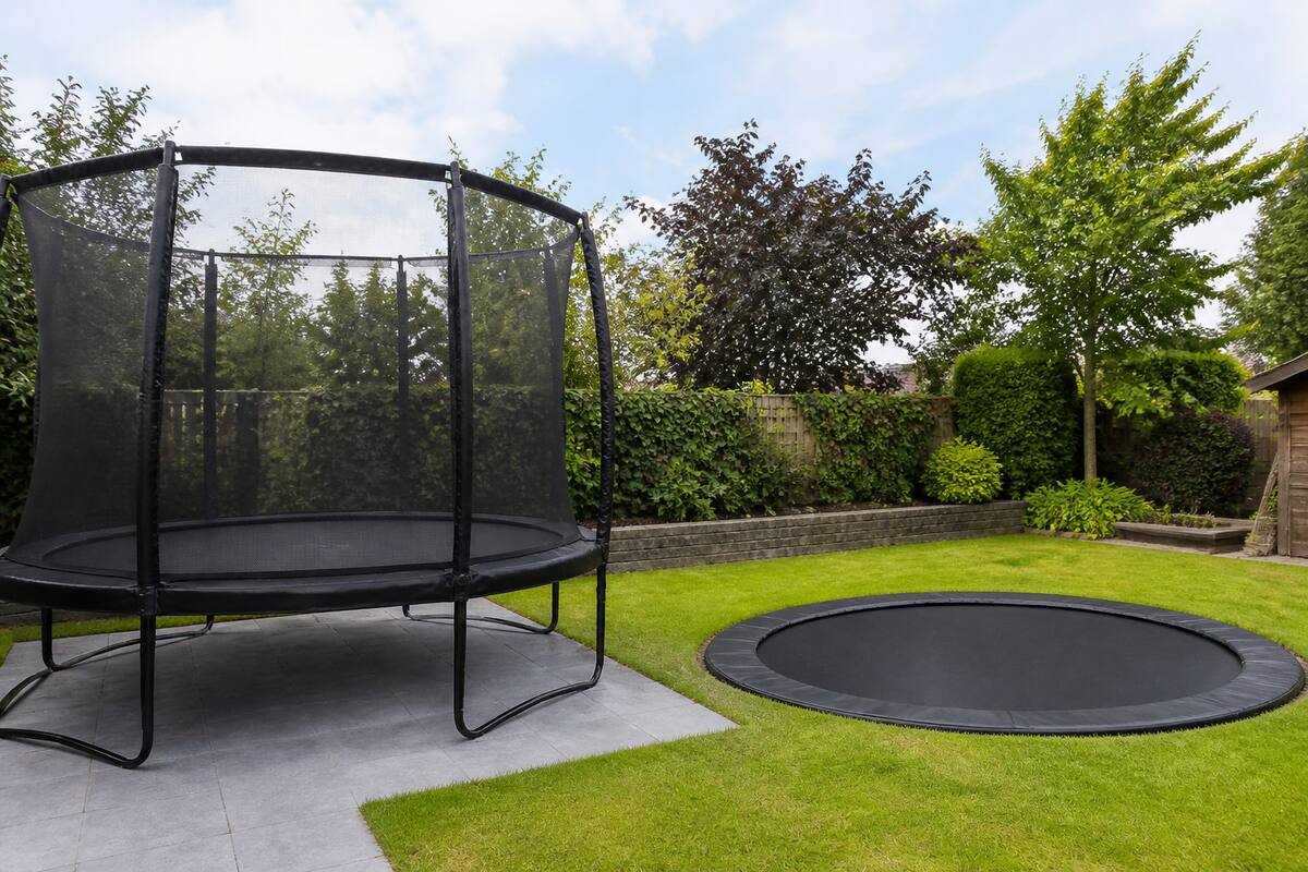 Vergelijking tussen een opbouw en inground trampoline in een Nederlandse achtertuin